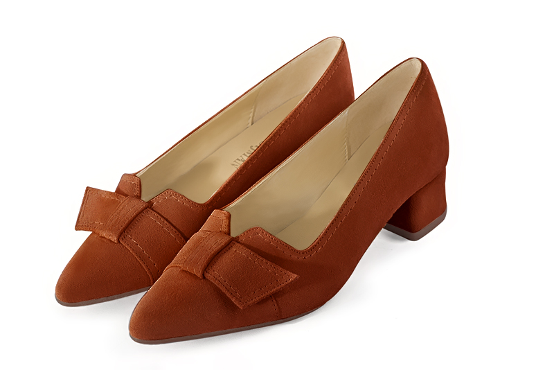 Terracotta orange women's dress pumps, with a knot on the front. Tapered toe. Low flare heels. Front view - Florence KOOIJMAN